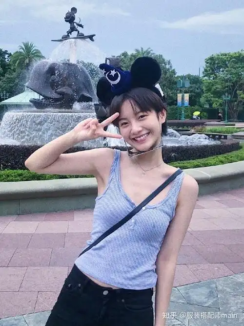 乔英子风格大变19岁李庚希短发搭配清新私服剧外穿成少女典范