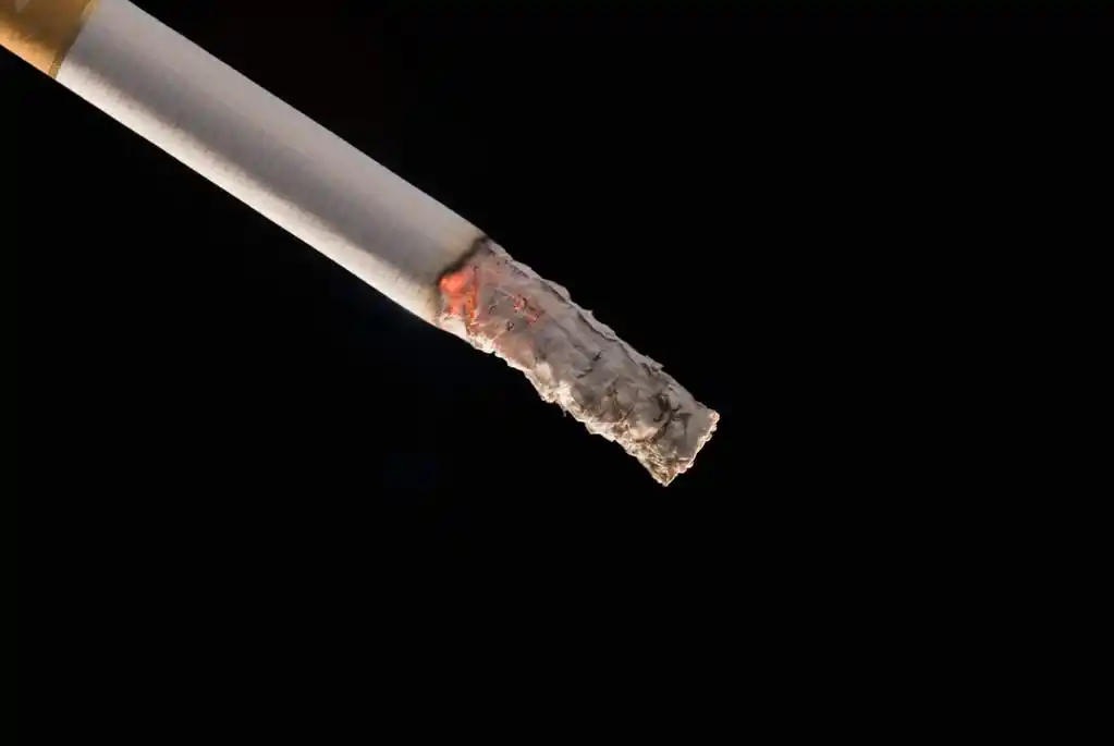 一支烟与灰的特写,一支香烟在黑色背景上的特写镜头