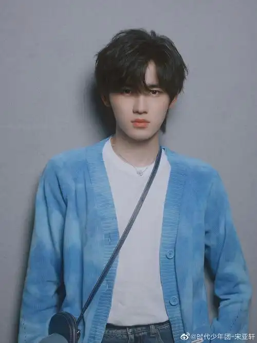 宋亚轩分享笑blue齿随拍……_高清图集_新浪网