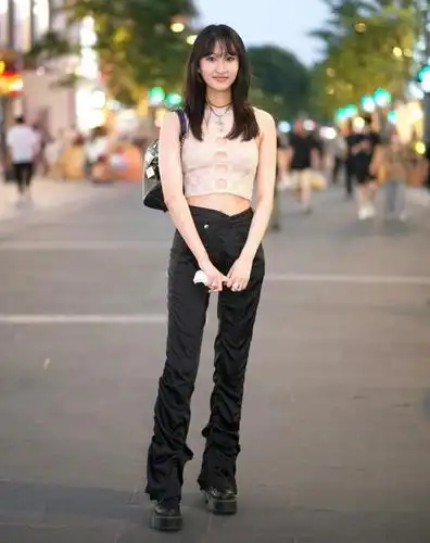 矮个子女生看过来!高腰长裤巧搭配,视觉上简直一米七!