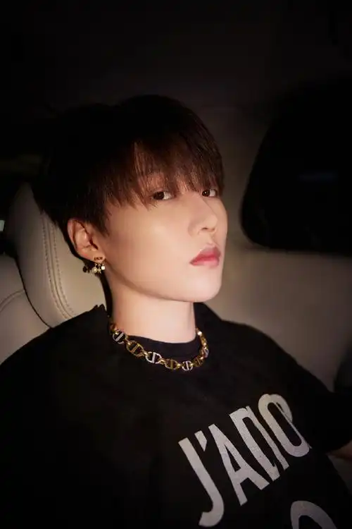 刘雨昕又双叒去巴黎了##刘雨昕黑金收腰套装