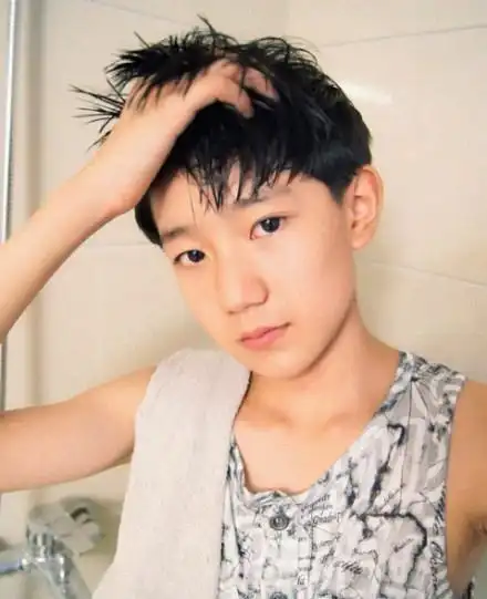 王源被恶意造谣整容,从小到大的照片证明了一切,范冰冰力挺