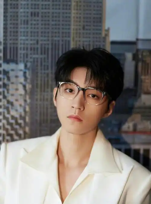 王俊凯白色西装造型让人眼前一亮!