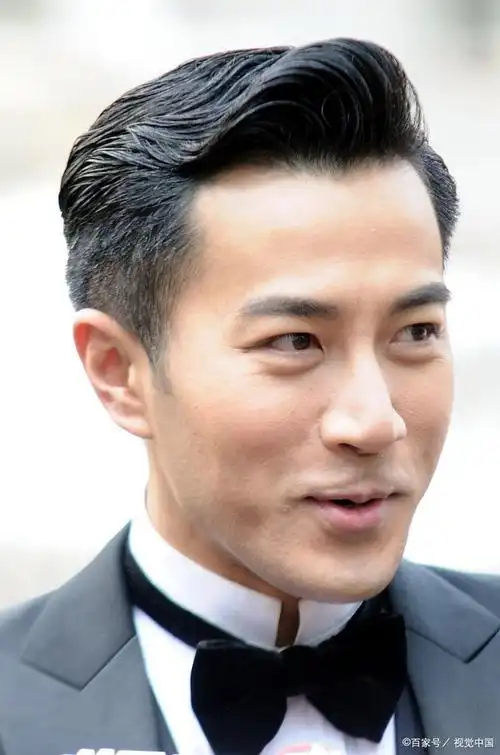 背头发型是一种经典且流行的男士发型,它的特点在于两侧头发较短,中间