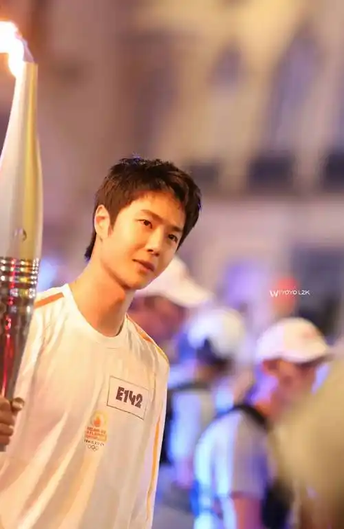 王一博身穿白衣传递圣火 帅气利落笑容极具感染力