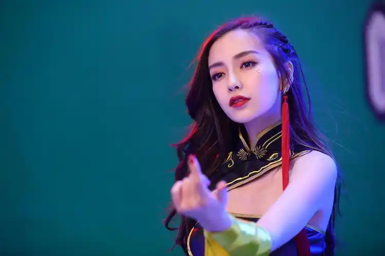 baby最新写真超冷艳,身材完美眼神霸气