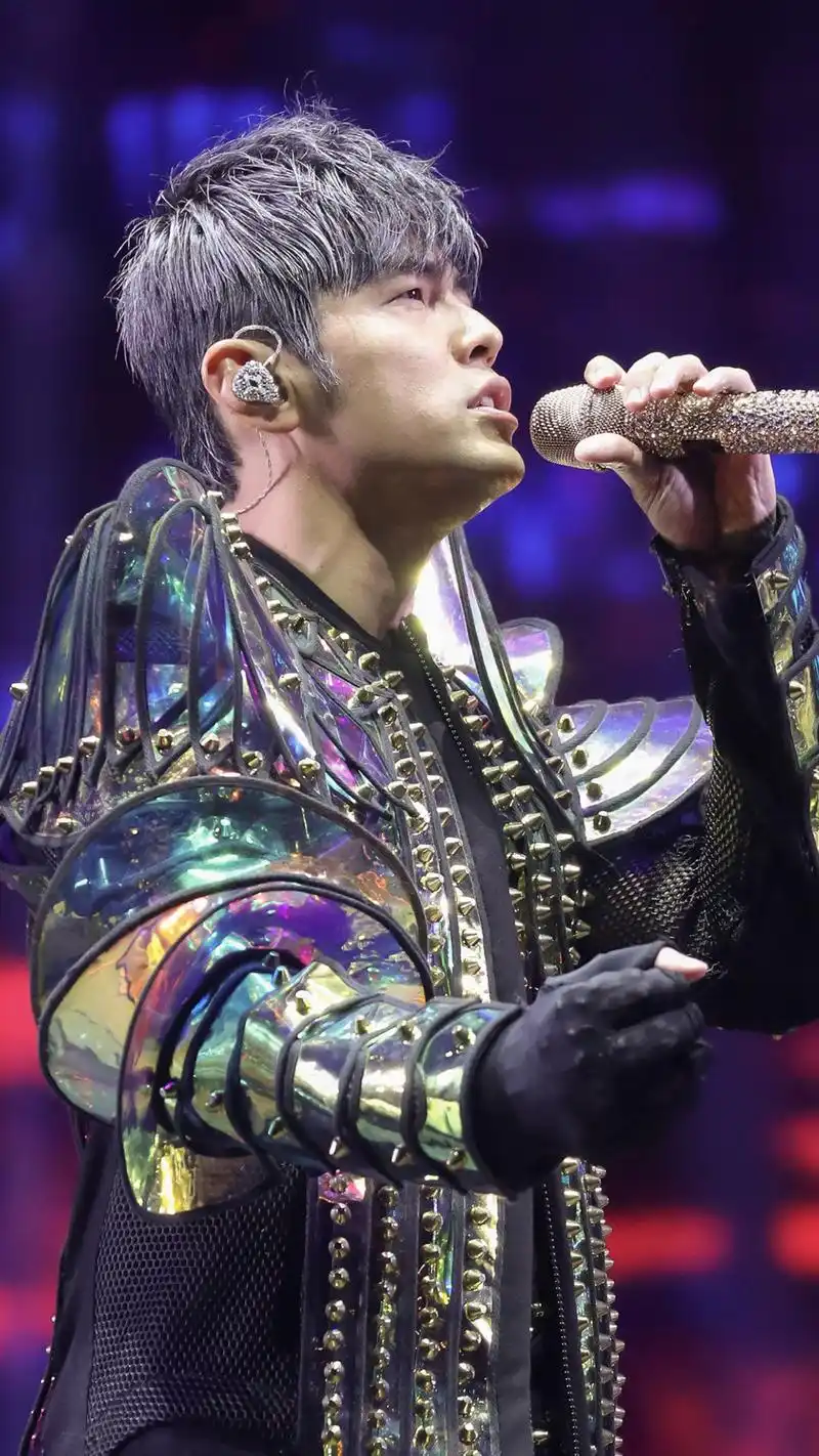 周杰伦这造型这发色真的无与伦比