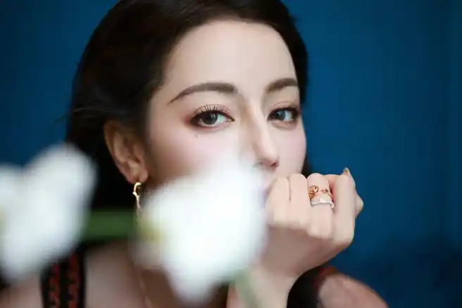 文静给迪丽热巴做发型