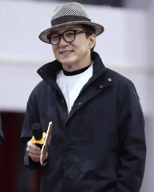 成龙近照老太多头发胡子花白网友对岁月二字有了实感