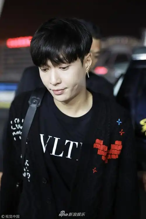 组图:张艺兴颜值hold住"锅盖头" 满脸疲惫不时吐舌卖萌