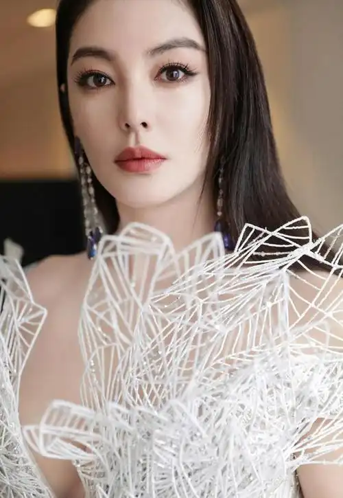 张雨绮性感写真狂秀事业线魔鬼身材性感火辣这谁顶得住啊