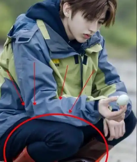 蔡徐坤到农村做公益脚穿名牌鞋被吐槽有谁注意他下田换的另一双鞋