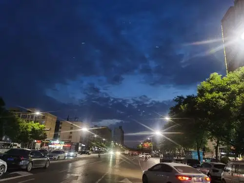 傍晚云下的街道