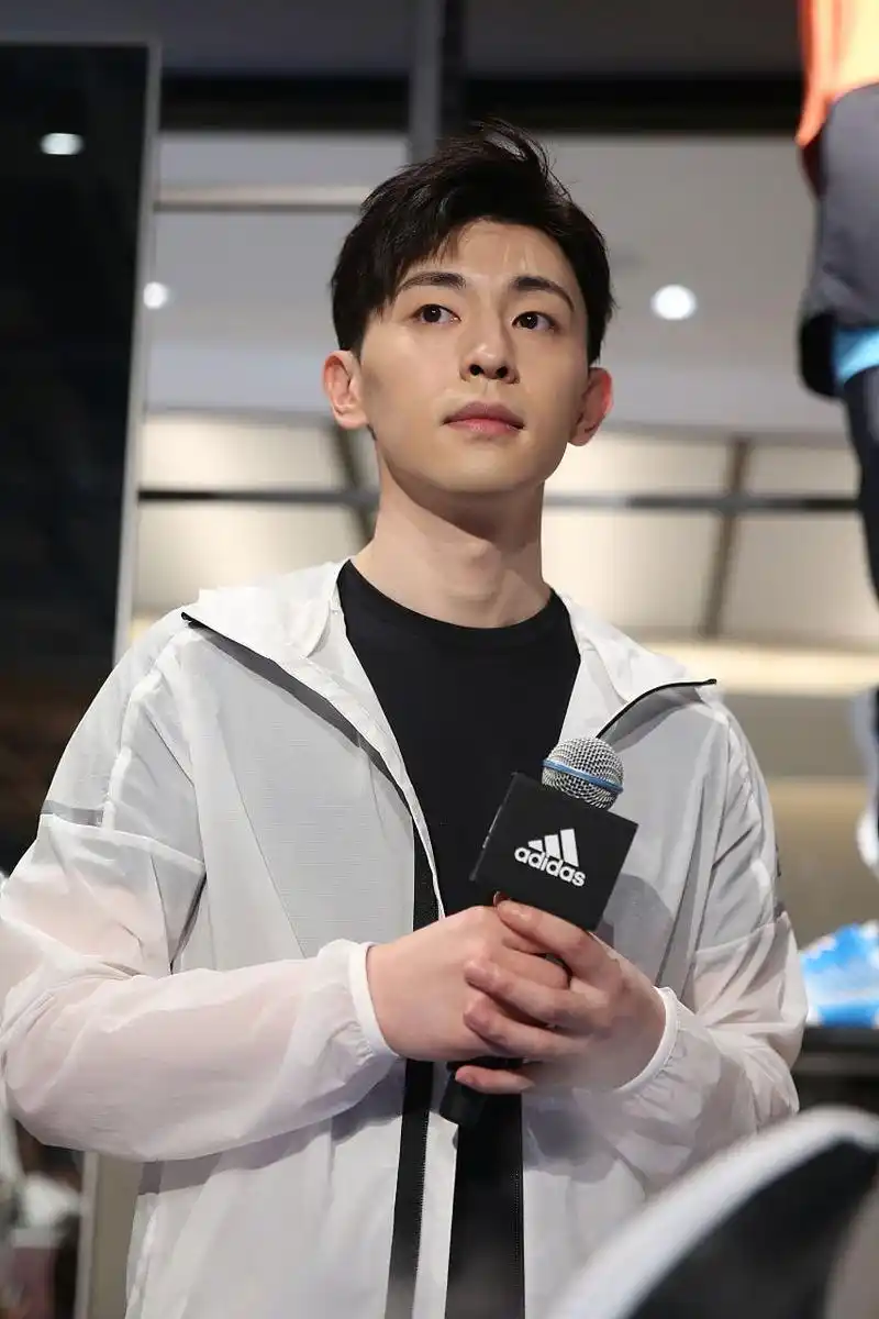 2021年,华语影视圈的当红小生邓伦,因为一桩强制执行申请和解约事件