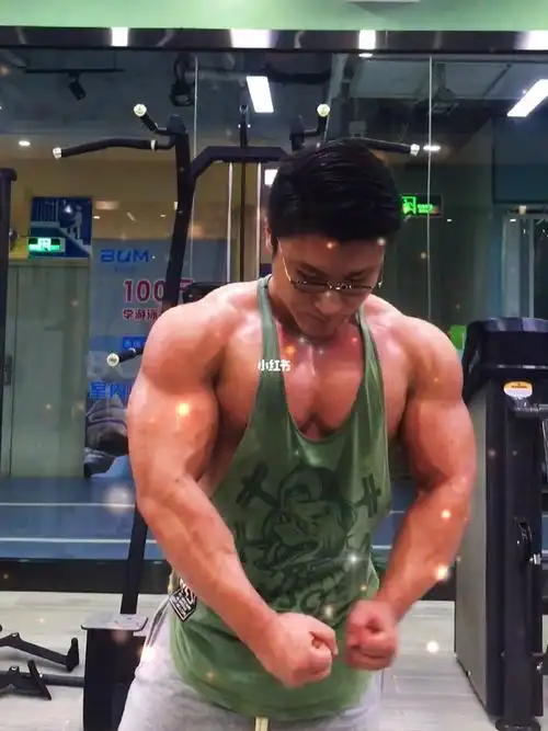 肌肉男练胸后的胸大肌可以充多大