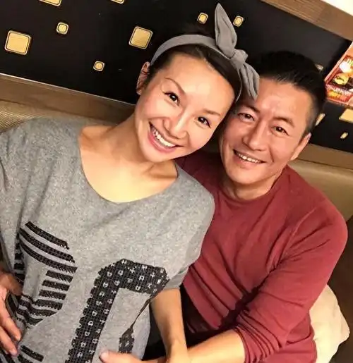 演员江珊55岁了她二婚的老公叫田小洁比前夫高曙光更加帅气