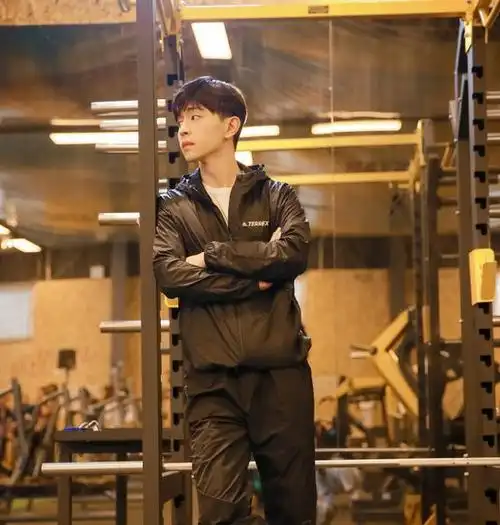 邓伦穿紧身衣训练,肌肉线条丰满,也是一个深藏不露的健身玩家