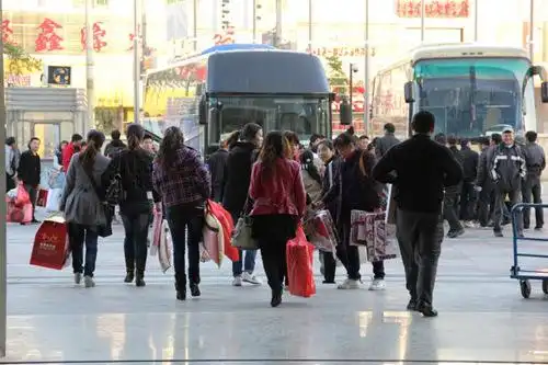 叠石桥国际家纺城络绎不绝的游客满载而归 摄影 赵永根_副本