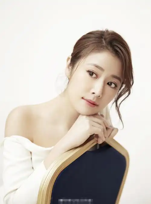 林心如颜值回春穿露肩裙优雅知性43岁胶原蛋白看得见