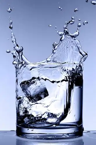 冰块入水的瞬间高清图片