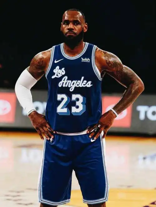 nba球星图片:勒布朗-詹姆斯