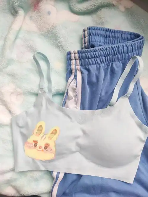 穿着不会尴尬的少女发育内衣显mm小