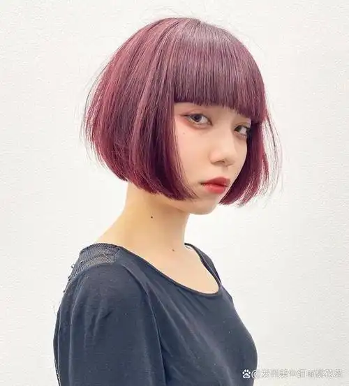 显露出细长的脖子,显高又显瘦,纯欲又非常的清爽,发型让头型看起来