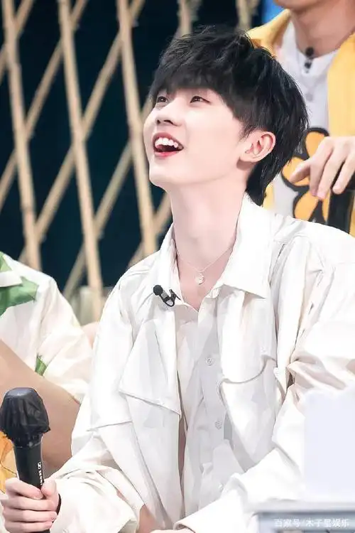 马嘉祺夏日少年派最新剧照出炉,穿搭清爽帅气,久违的笑容好治愈