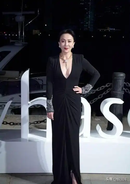 58岁刘嘉玲穿蓝色礼服裙开叉到大腿太耀眼窈窕身材依旧靓美