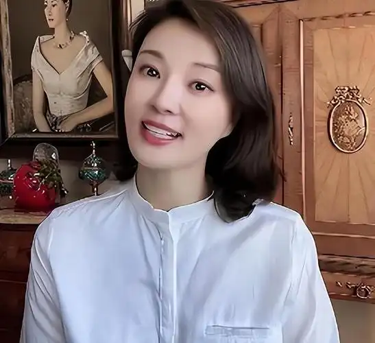 央视最苦命主持人丈夫诈骗入狱男友被判死缓46岁无人敢娶