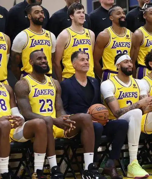 湖人队2324赛季全家福曝光佩林卡c位领衔詹姆斯率队笑容满面