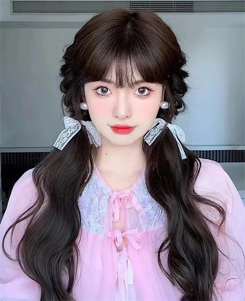 元气双马尾扎发,青春灵动,优雅大方,长发的双马尾发型更加活力,仙气感