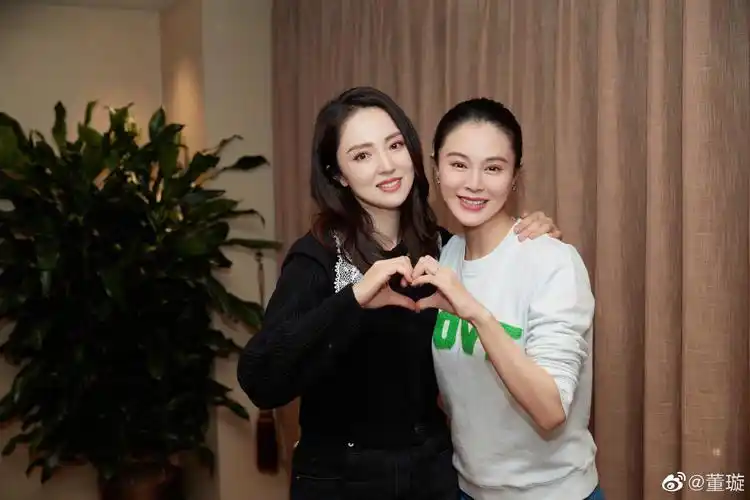 董璇晒照为好姐妹关悦庆生 二人笑靥如花感情好|董璇|关悦_新浪新闻