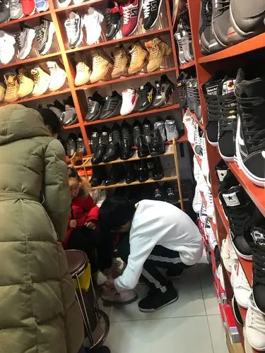 我帮她换上鞋,我觉得要想让客人满意,就一定要好好服务