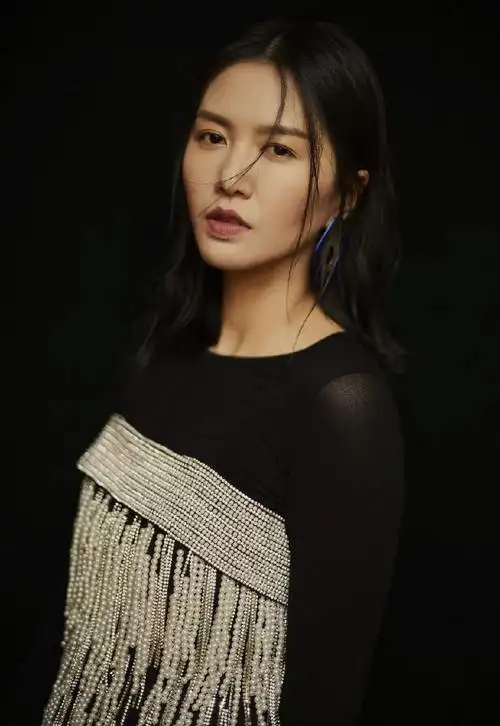 谭维维真任性!黑色线衣外搭配珍珠流苏,这新时尚一般人搞不懂