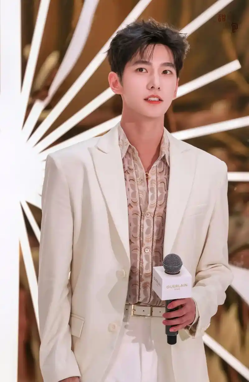 杨洋法国娇兰全球代言人.#一眼沦陷 #这谁顶得住啊 #生图 - 抖音