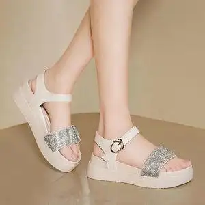 平底凉鞋女夏季一字带厚底松糕鞋平跟软底水钻气质白色休闲沙滩鞋