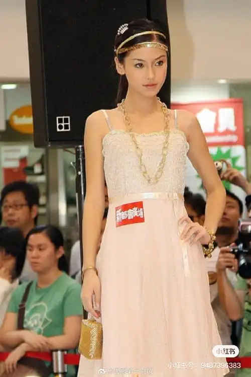 17岁走秀的angelababy,原来鼻姐是反颌,我一直以为她是牙齿不齐才戴的