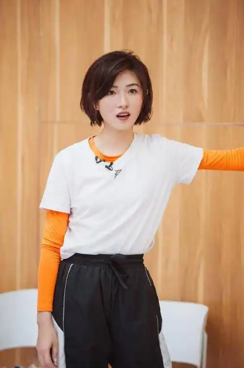 万茜手术后首晒素颜自拍,一直打着点滴,但超乐观自夸皮肤好到爆_同事