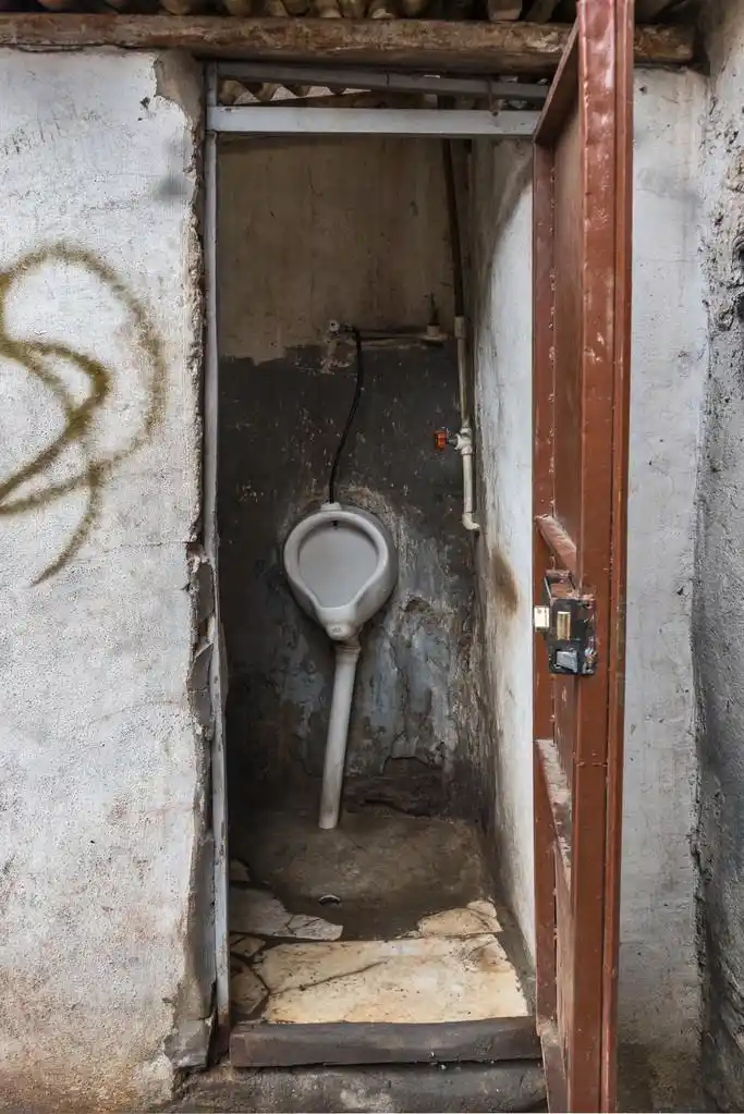 脏厕所,后街的肮脏厕所.