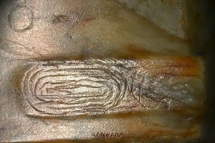 看良渚文化玉器工上自然态和微痕[馆藏]