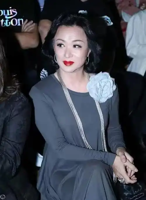 53岁金星的优雅穿搭中年女人真该学一学时髦妩媚并不难