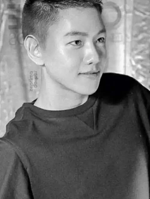 边伯贤服兵役  边伯贤服兵役期间 我也开始了大一的军训 很累,但饰乙