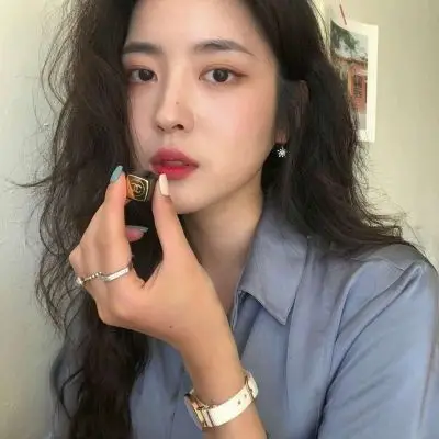 念七卷发女生御姐可爱头像