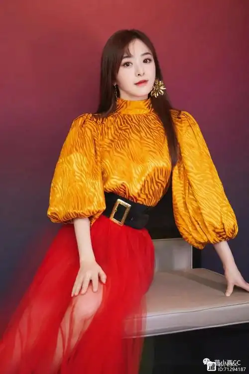 我被张含韵的"饱满身材"迷住了,穿抹胸鱼尾裙,换了风格大不同