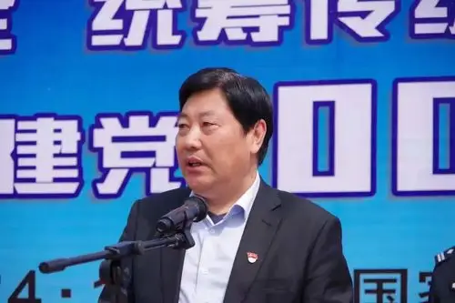 河南师范大学党委副书记陈广文发表讲话全体成员起立宣誓在倡议书上