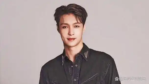 在星光璀璨的戛纳电影节上,中国偶像张艺兴与韩国国民女神林允儿携手