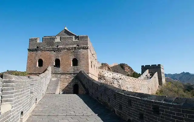 男子不顾危险攀爬长城烽火台及垛口,引网友直呼其与山竹肩并肩