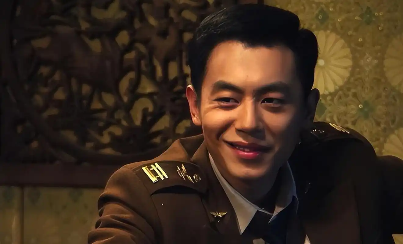 朱亚文帅气的外表加上十足的演技,个人气质刚柔并济,无论是从外形或是