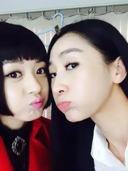 陶昕然贴面赵丽颖嘟嘴卖萌 自认"老公"为其庆生